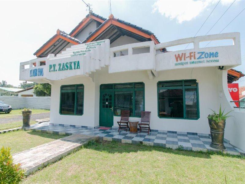 Oyo 2858 Vafa Guesthouse Cianjur Zewnętrze zdjęcie