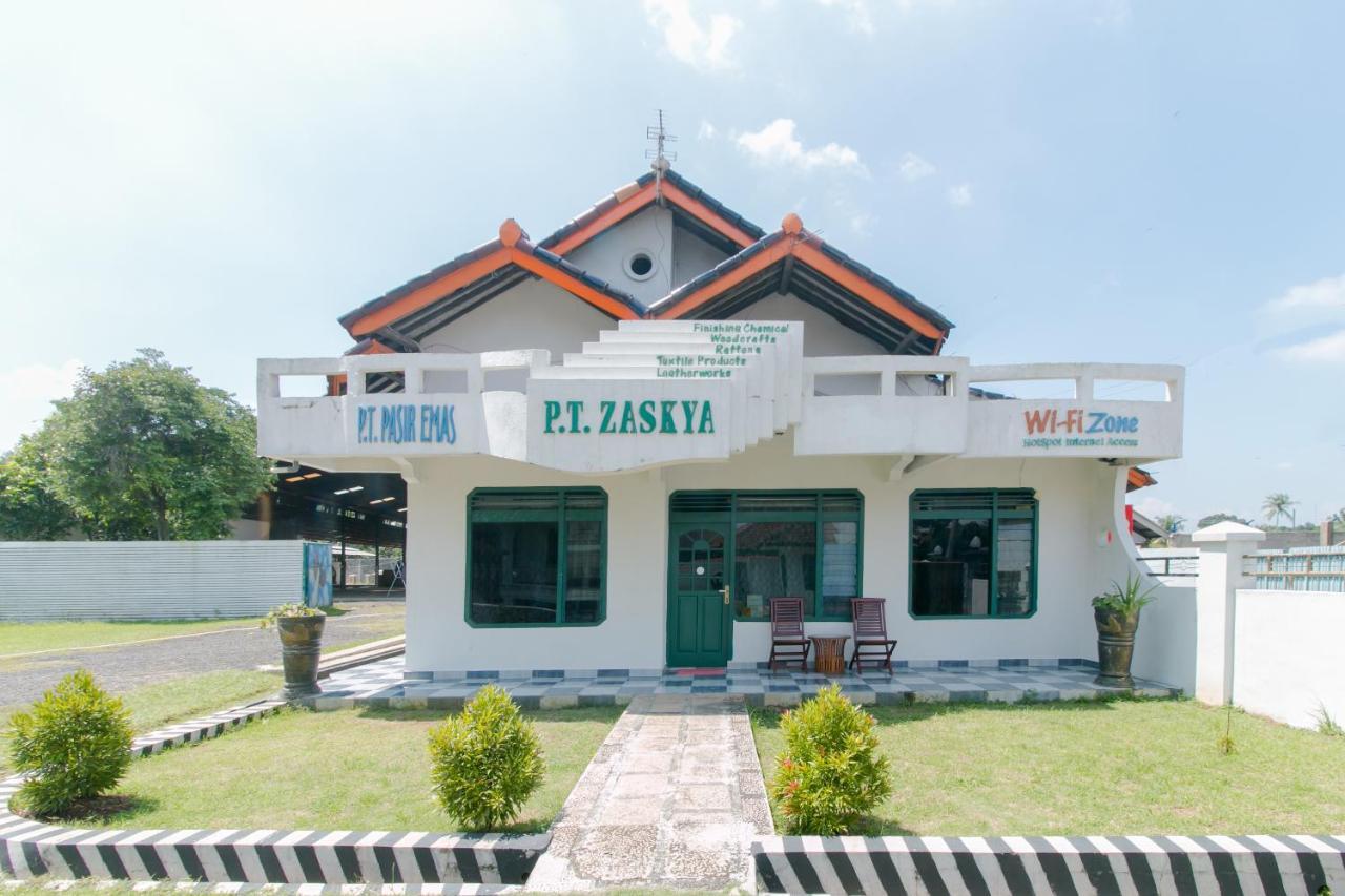 Oyo 2858 Vafa Guesthouse Cianjur Zewnętrze zdjęcie